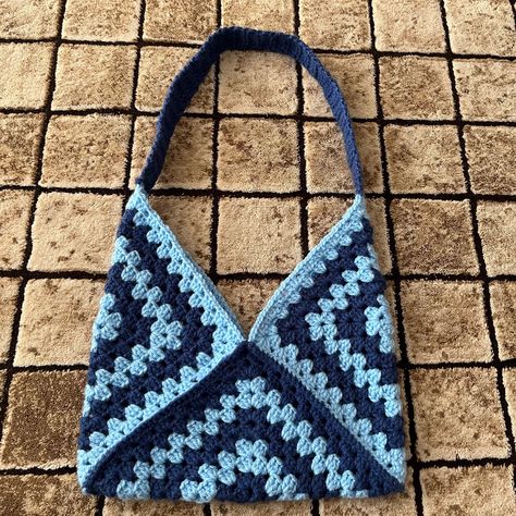 Crochet 3 Granny Square Bag, Cute Crochet Bag Ideas, Crochet Triangle Bag, Granny Square Crochet Bag, Square Crochet Bag, Crochet Tote Bags, Crochet Store, Crochet Triangle, Crochet Shop