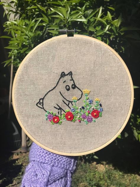 Moomin Embroidery Pattern, Embroidery For Grandma, Moomin Diy, Moomin Cross Stitch, Moomin Embroidery, Moomin Valley, Embroidery Tshirt, Textile Crafts, Vintage Paper Dolls