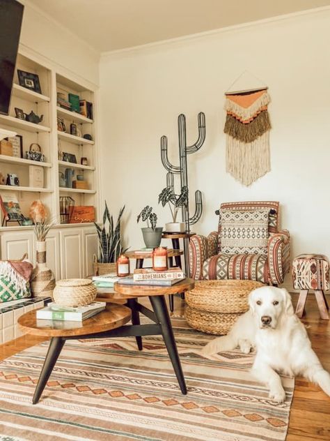 This Dallas home has boho decor, plenty of desert, southwestern elements and gorgeous natural light. We love the bright green elements in the bedroom, the geometric tile in the bathroom and the woven wicker furniture throughout. Rustic Bohemian Living Room, Southwestern Living Room, Modern Boho Bedroom, Bohemian Living Room Decor, Southwestern Home Decor, Desert Decor, Southwestern Home, Wood Tables, Southwest Decor