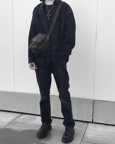 Goth Fall Outfits Men, Goth Guy Outfits Aesthetic, Mens Alt Winter Fashion, Modern Grunge Outfits Men, Comfy Goth Outfits Men, Modern Emo Outfits Men, Dark Grunge Fashion, Alt Grunge Outfits Men, Rocker Mens Fashion