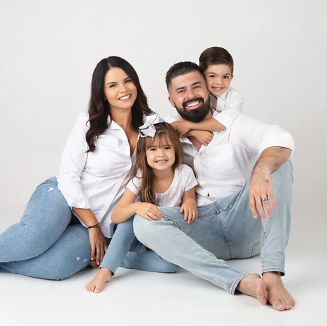 Frogs Photography, Family Session Poses, Studio Family Portraits, Family Photo Studio, Family Potrait, Family Studio Photography, Shooting Studio, Studio Photoshoot Ideas, Family Photoshoot Poses