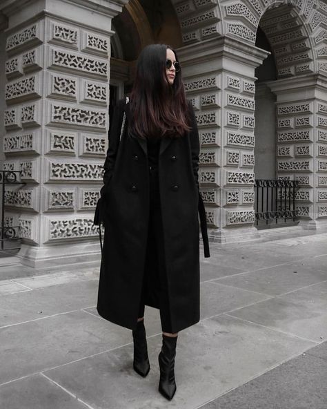 Street Style Winter Outfits 2020, Winter Wardrobe Essentials, Looks Black, All Black Outfit, Coat Outfits, Mode Inspo, 가을 패션, Outfit Casual, Winter Fashion Outfits