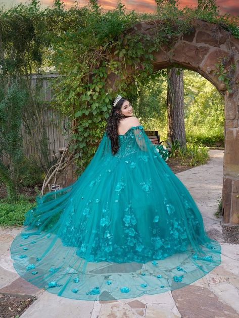 Surprise Dance Outfits Quinceanera, Teal Quinceanera Dresses, Turquoise Quinceanera Dresses, Surprise Dance Outfits, Debut Dresses, Gold Quince, Surprise Dance, Verde Jade, Wedding Dress Outfit