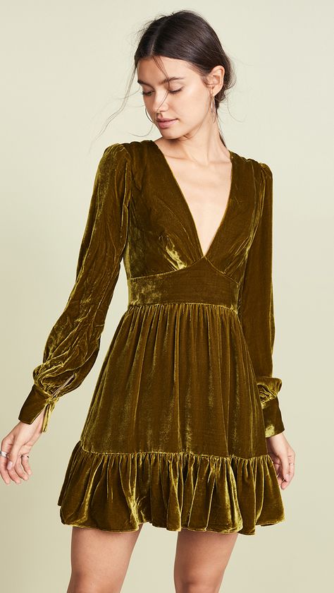 STYLECASTER | Your Everything Guide to Holiday Dresses Moss Dress, Ruffle Long Sleeve Dress, Romantic Fashion, Green Velvet Dress, Velvet Clothes, Holiday Party Dresses, Velvet Fashion, Inspired Outfits, Mode Inspiration