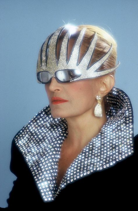 Dalida wearing Alain Mikli sunglasses - 1985 Alain Mikli, Look Festival, Glamour Shots, Women's Headwear, Retro Mode, Futuristic Fashion, Retro Futuristic, Retro Futurism, Retro Stil