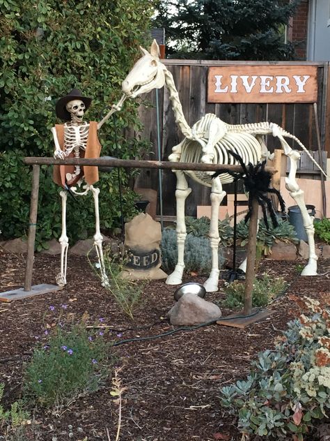 Country Halloween Decor, Scary Farm, Country Halloween, Halloween Outside, Western Halloween, Halloween This Year, Halloween Party Themes, Halloween Yard, Theme Halloween