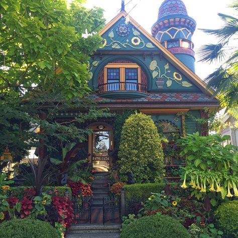 COLORFUL VICTORIAN homes • Instagram Funky Victorian House, Colourful Victorian House, Maximalist House Exterior, Eclectic House Exterior, Victorian Small House, Colorful Victorian House, Purple Victorian House, Victorian Homes Aesthetic, Green Victorian House