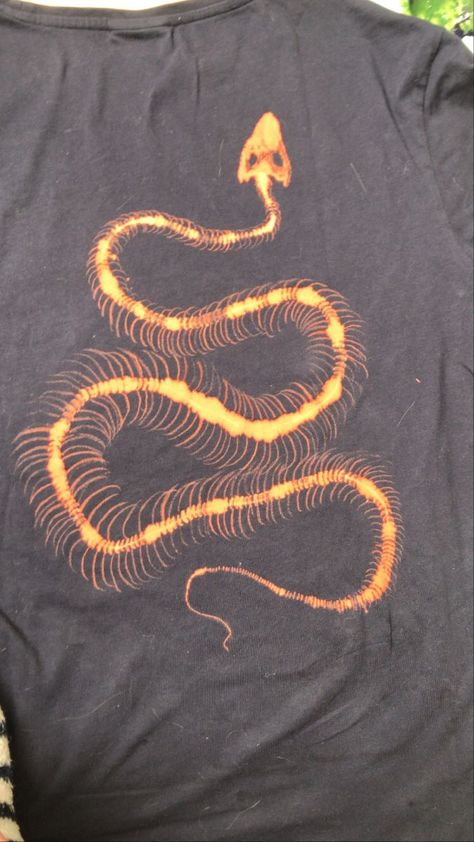 Cool Bleach Designs On Shirts, Bleached Diy Shirts, Snake Bones Drawing, Painted T Shirts Aesthetic, Custom Shirt Ideas Aesthetic, Bleach Painting Grunge, Snake Clothes Aesthetic, Bleached Hoodie Designs Alt, Aesthetic Bleached Shirt