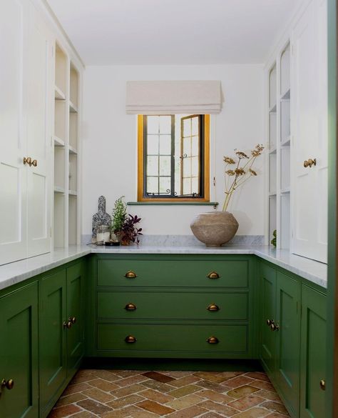 Farrow & Ball on Instagram: “A beautiful kitchen calls for a beautiful colour! ✨ #CalkeGreen, a rich and traditional green, pairs perfectly with these shaker style…” Olive Kitchen, Green Kitchens, Herringbone Kitchen, Green Kitchen Designs, Dark Green Kitchen, Sage Green Kitchen, Green Kitchen Cabinets, Kitchen Colour Schemes, Farrow And Ball