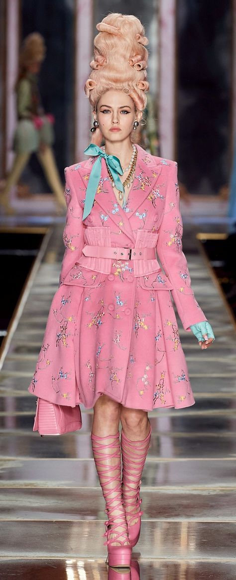 Moschino 2020, Moschino Runway, Moschino Fashion, Rococo Fashion, Functional Clothing, Moschino Couture, Pink Shades, Chic Pink, Runway Collection