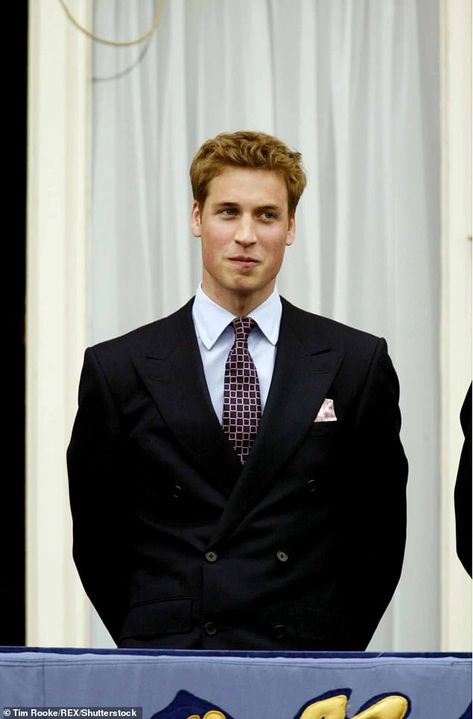 He met the English language and creative writing student in the year above him when Willia... Prince William 2000s, Prince William 90s, Prince William Style, 4th Aesthetic, Young Prince William, William Wales, Candlelit Table, William E Kate, Royal History