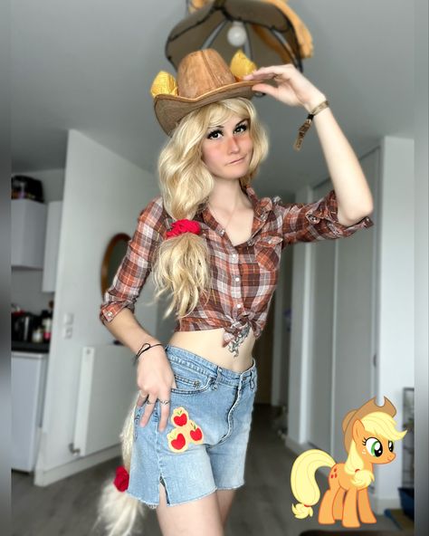 #mlp #mlpcosplay #applejack #applejackcosplay #mylittleponyfriendshipismagic #cosplay Mlp Cosplay Applejack, Apple Jack Costume, Mlp Halloween Costumes, Apple Jack Cosplay, Applejack Costume, Applejack Outfit, Applejack Cosplay, My Little Pony Halloween, Mlp Costume