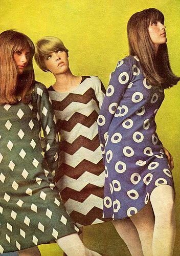 These clothes' graphics inspire the color and type graphics to use for the appropriate content 1960s Outfits, 60s 70s Fashion, Fashion 1960s, Swinging Sixties, Three Women, Sixties Fashion, Look Retro, Mod Fashion, 1960s Fashion