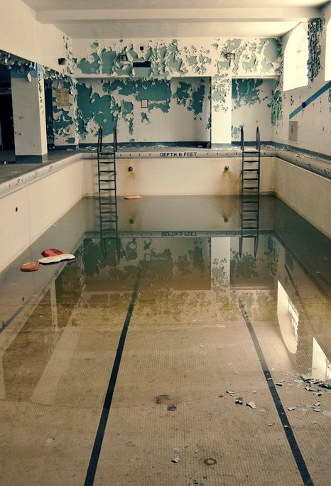 abandoned swimming pool Empty Pool, Abandoned House, Abandoned Mansions, Empty Room, Abandoned Buildings, Abandoned Houses, Photo Location, Abandoned Places, 인테리어 디자인