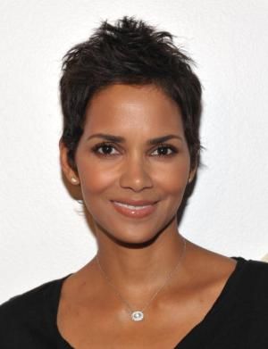 Flattering Hairstyles by Face Shape: Halle Berry: Oval Face - Short and Sassy Diamond Face Hairstyle, Celebrity Beauty Secrets, Face Shape Hairstyles, Diamond Face Shape, Diamond Face, Halle Berry, Oval Faces, Makati, Women Diamond