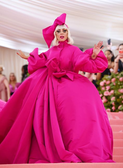 The 2019 Met Gala Celebrating Camp: Notes on Fashion - Arrivals Lady Gaga Looks, Lady Gaga Met Gala, Lady Gaga Dresses, Kendall Ve Kylie, Robe Fuchsia, Lady Gaga Outfits, Lady Gaga Fashion, Lady In Pink, Camp Fashion