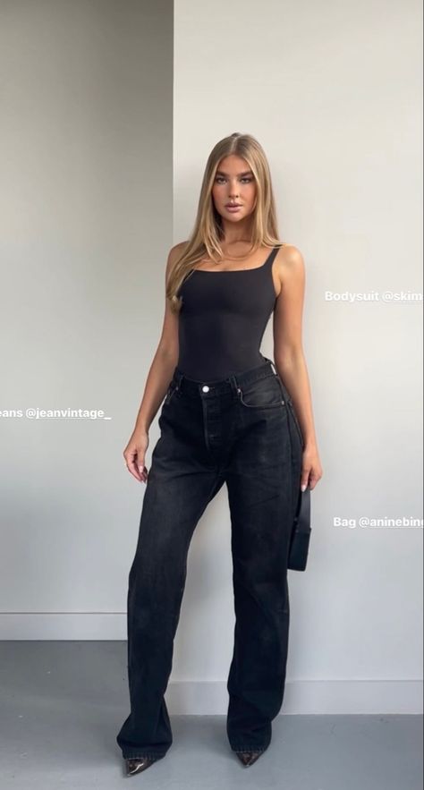 Jess Hunt Black Outfit, Last Minute Club Outfit, Blue Top Black Jeans, No Crop Top Outfits, Large Pants Outfit, Jess Hunt, Vegas Outfits, Nike Sneakers Outfit, Fest Outfits