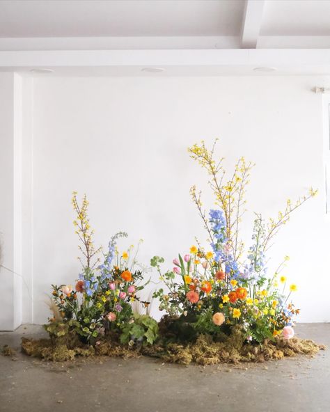 Flower Meadow Arrangement, Floral Studio Shoot, Wedding Ground Florals, Ceremony Nest, Flower Set Design, Floral Installation Wedding, Stage Flowers, Wildflower Wedding Theme, Wedding Stage Design