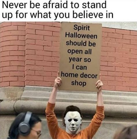 Funny Halloween Memes, Spooky Memes, Horror Movies Funny, Halloween Memes, Funny Horror, Halloween Store, Theme Halloween, Really Funny Memes, Spirit Halloween