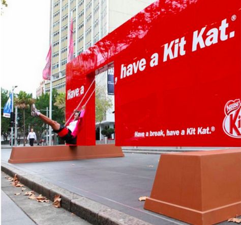 A KitKat break swing. Kitkat Ads, Guerilla Marketing Examples, Phone Ads, Out Of Home Advertising, Marketing Examples, Event Advertising, Billboard Design, Promotional Materials, Guerilla Marketing