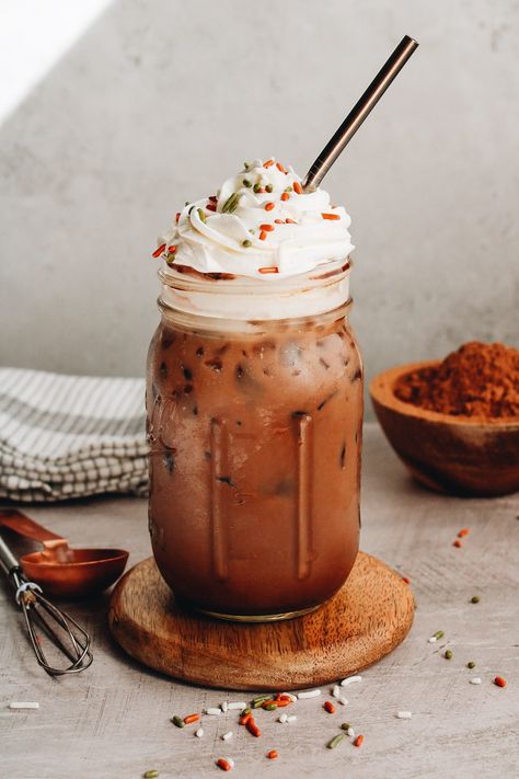 Easy Nutella Latte (Iced or Hot) - The Fig Jar Iced Peppermint Mocha, Starbucks Sign, Fun Coffee Drinks, Easy Coffee Drinks Recipes, Nutella Latte, Easy Coffee Drinks, Peanut Butter Coffee, Peppermint Mocha Recipe, Peppermint Coffee