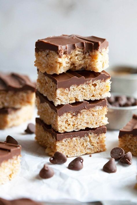 Homemade, Chocolate Peanut Butter Rice Krispie Treats recipe - Extra gooey and buttery Rice Krispies Treats made with marshmallows, peanut butter, and a layer of melted chocolate on top! A quick and easy no-bake dessert recipe that’s always a hit! Rice Krispies With Chocolate On Top, Gf Rice Krispie Treats, Rice Crispy Treats With Chocolate On Top, Peanut Butter Chocolate Rice Crispy Bars, Chocolate Peanut Butter Rice Crispy Bars, Rice Krispie Treats With Chocolate, Peanut Butter Rice Krispie Treats Recipe, Hobby Baking, Butterscotch Topping