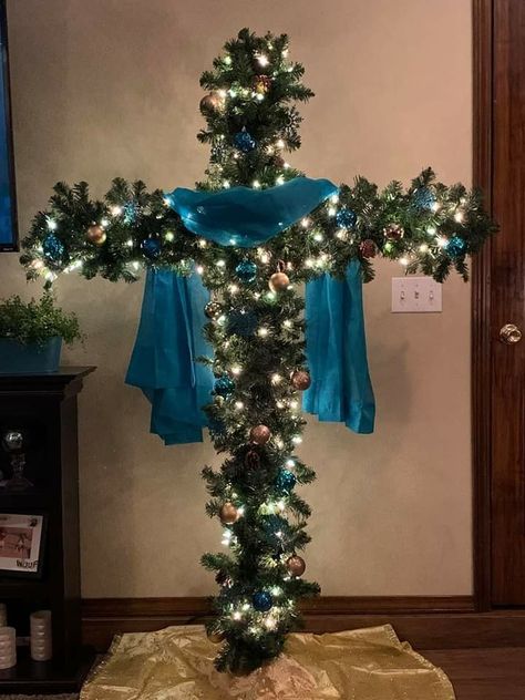 Cross Christmas Tree Christian Christmas Yard Decorations, Christmas Tree Christian, Cross Tree Christmas, Cross Christmas Decorations, Christian Tree Decorations, Diy Christian Christmas Decorations, Cross Trees, Christmas Crosses, Cross Decorations