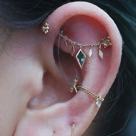 Drop Earrings Outfit, Ear Styling, Pretty Piercings, Ear Curation, Piercing Inspiration, Upper Lobe, Earring Stack, Ear Piercing Ideas, Earrings Outfit