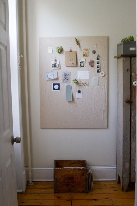 Desk Pin Board, Bedroom Pinboard, Corkboard Aesthetic, Pinboard Ideas Aesthetic, Simple Wall Decor Ideas, Diy Pinboard, Pinboard Ideas, Office Decoration Ideas, Pin Board Ideas