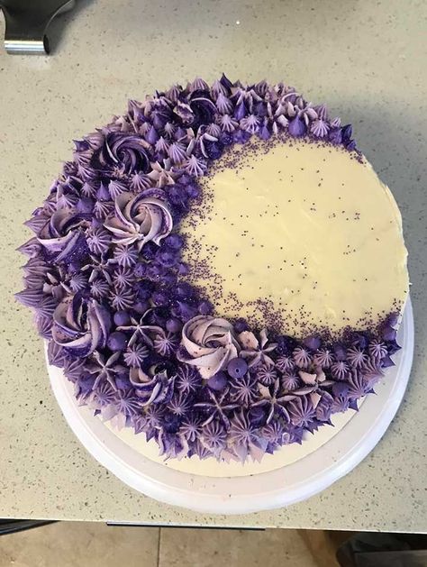 Purple Glitter Cupcakes, Witchy Cake, Cake Designs Beautiful, Witch Cake, Eid Cake, Purple Cakes Birthday, Bolo Red Velvet, Buttercream Cake Designs, Purple Cakes