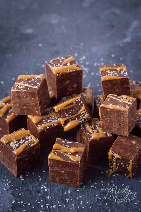 Salted Caramel Chocolate Fudge, Carmel Fudge, Easy Homemade Fudge, Chocolate Caramel Fudge, Carmel Chocolate, Homemade Fudge Recipes, Salted Caramel Fudge, Fudge Recipes Easy, Caramel Fudge