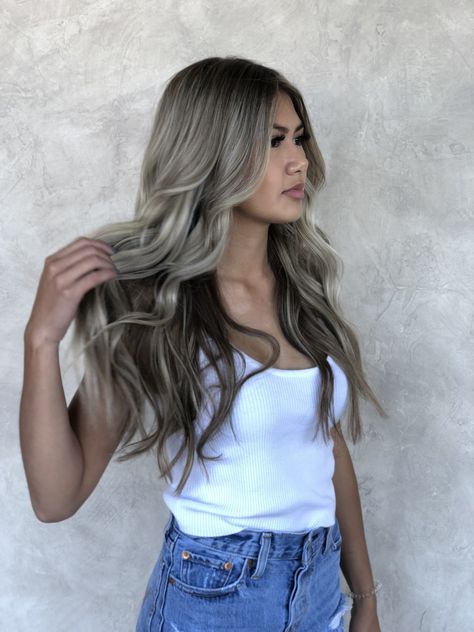 Dark Roots And Lowlights, Blonde Highlights With Dark Roots, Highlights With Dark Roots, Bright Blonde Highlights, Ash Blonde Hair Balayage, Baylage Hair, Hair Color Plum, Perfect Blonde Hair, Ash Blonde Hair Colour