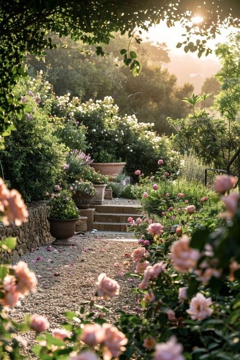 Small English Garden, English Garden Ideas, Outdoor Cottage, Beautiful Home Gardens, Garden Estate, European Garden, English Country Gardens, Peonies Garden, Moon Garden