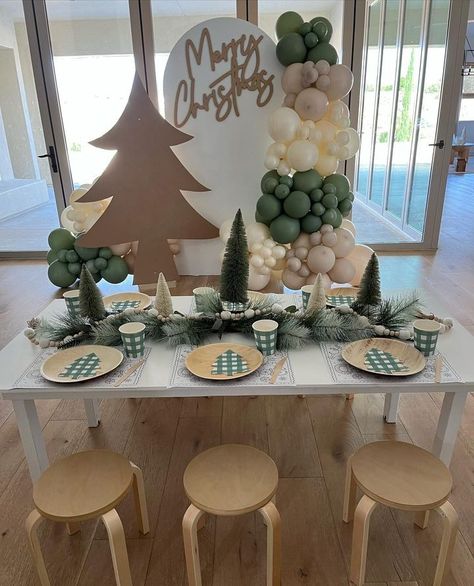 Simple Christmas Party Decor, Christmas Kids Table, Bare Christmas Tree, Kids Holiday Party, Balloon Inspiration, Party Planning Business, Holiday Party Kids, Party Setup, Planning Business