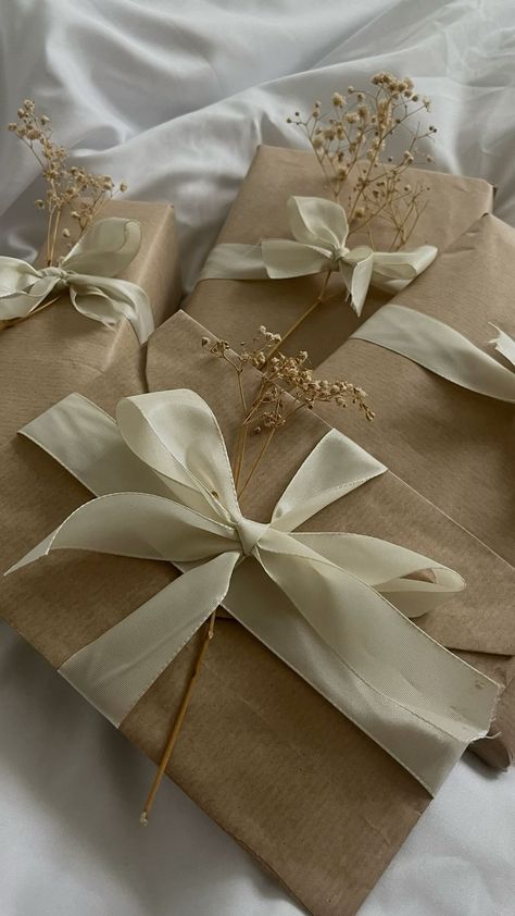 Soft Gifts Aesthetic, Cute Rapping Gifts Ideas, Gift Wrapping Aesthetic Birthday, Giving Gifts Aesthetic, Aesthetic Christmas Gift Wrapping, Gift Wrapping Brown Paper, Gift Wrapping Ideas Aesthetic, Birthday Present Wrapping Ideas, Gift Giving Aesthetic