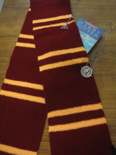 Harry Potter Scarf Pattern, Harry Potter Scarves, Harry Potter Ideas, Harry Potter Kostüm, Hogwarts House Colors, Harry Potter Knit, Gryffindor Scarf, Knitting Scarves, Harry Potter Crochet