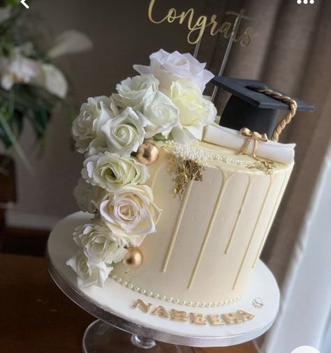 Graduation Party Ideas White And Gold, Pretty Graduation Cakes, Party Snacks Summer, Grad Cake Ideas, Graduation Cakes Ideas, Graduation Sheet Cake Ideas, Graduation Cakes For High School, Recipes Cake Pops, Simple Graduation Cakes