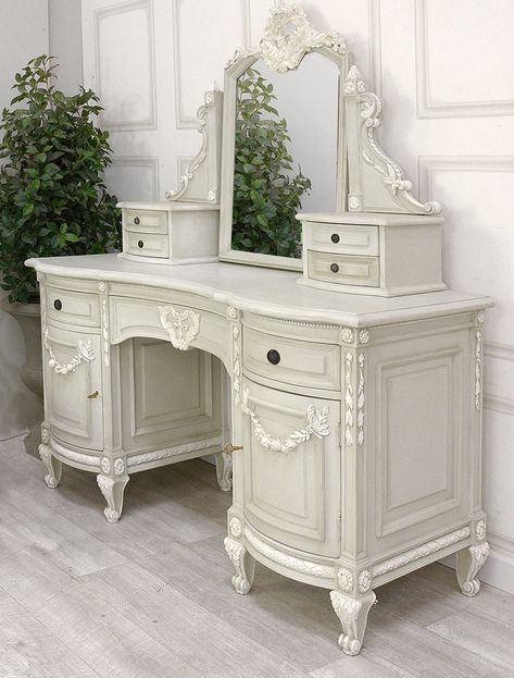 French Style Classic Dressing Table Desk Vintage Style Vanity, Room Decor Vanity, Coastal Dressing Table, Vintage French, French Style Vanity, Dressing Table Aesthetic, Cute Vintage Vanity, Rococo Bedroom, French Vanity Table