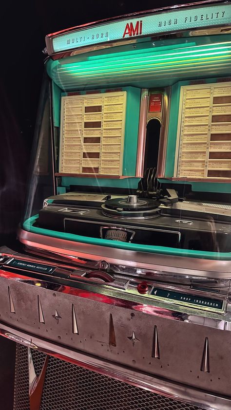 Old vintage music box, unique, house decor, aesthetic, cafe, ideas, movie Diner Jukebox Aesthetic, 50s Jukebox Aesthetic, 80s Jukebox Aesthetic, 1950s Music Aesthetic, Jukebox Vintage Aesthetic, Vintage Jukebox Aesthetic, Juke Box Aesthetic, Aesthetic Cafe Ideas, Jukebox Aesthetic