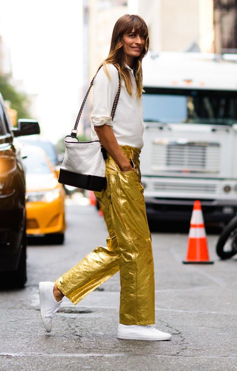 Gold pants #streetstyle Gold Pants, New York Fashion Week Street Style, New Street Style, Straight Cut Jeans, Looks Street Style, Street Style Trends, Street Style Inspiration, Street Outfit, Looks Chic