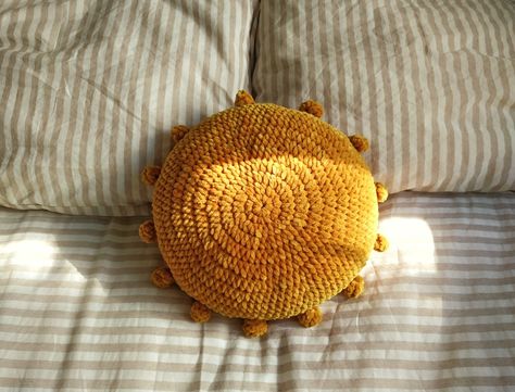 Sun Pillow Crochet, Crochet Sun Pillow, Sun Pillow, Art Au Crochet, Crochet Water Bottle Holder, Crochet Sun, Food Pillows, Pillow Crochet, Crochet Pillow Cover