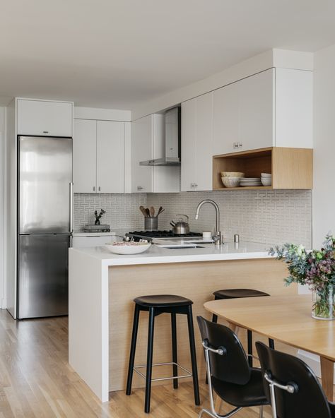 Small Kitchen U Shape, U Kitchen, Small U Shaped Kitchens, Small U Shaped Kitchen, Petite Kitchen, Breakfast Counter, Small White Kitchens, White Kitchen Tiles, White Bathroom Tiles