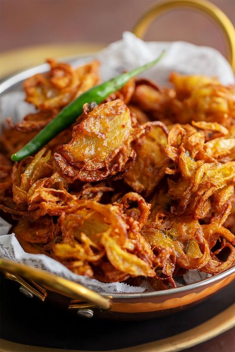 Easy Indian Snacks, Onion Pakora, Kerala Snacks, Slicing Onions, Indian Appetizers, Kerala Food, Crunchy Snack, Chickpea Flour, Indian Snacks