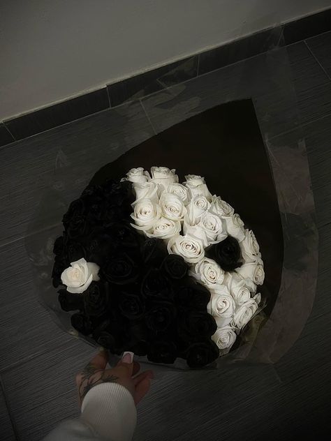 Stacey Giann, Ying Yang, Yin Yang, Roses, Black