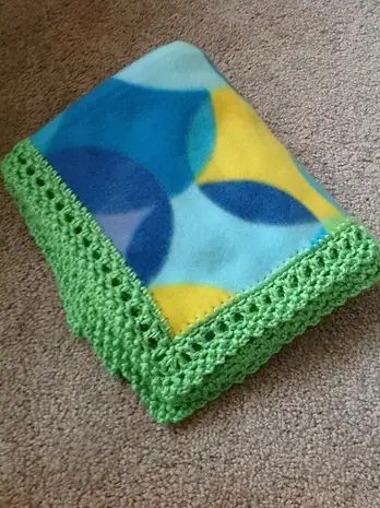 [Free Pattern] This Unisex Crochet Edge Can Make Any Fleece Blanket Look Amazing! - Daily Crochet Crochet Edging For Fleece Blanket, Flannel Baby Blanket Crochet Edging, How To Add Crochet Edging To Fabric, Fleece Blanket Crochet Edging, Fleece Blanket Edging Ideas, Crochet Borders For Baby Blankets, Crochet Edges For Blankets Baby, Crochet Blanket Edges Ideas, Blanket Diy Fleece