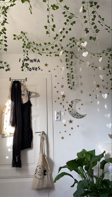 Door Aesthetic Decor, Little Apartment Decor, Girlie Apartment, Summer Room Ideas, Street Room, Grown Woman Bedroom Ideas, Bedroom Ideas Pinterest, Baddie Apartment, Baddie Apartment Ideas