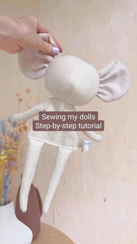 Learn how to sew my dolls with this tutorial. 🪡 For a more detailed and comprehensive version, join my private Facebook group. To be accepted into the group, you must have purchased at least one of my patterns. You can find all of my patterns in my online shop or on Etsy.   Be sure to sign up for my newsletter to receive all eight articles I'll be writing about doll making. ☺️  Happy sewing! Ariane Toy Sewing Patterns, Sewing Patterns For Beginners, Dolls Handmade Diy, Doll Making Tutorials, Toy Sewing, Homemade Dolls, Cute Sewing Projects, Animal Sewing Patterns, Sewing Crafts Tutorials