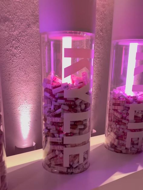 Kylie cosmetics Kylie Skin Event, Kylie Pop Up Shop, Kylie Cosmetics Store, Business Launch Party, Launch Event Ideas, Chloe Ferry, Skin Studio, Exhibition Display Design, Candy Pop