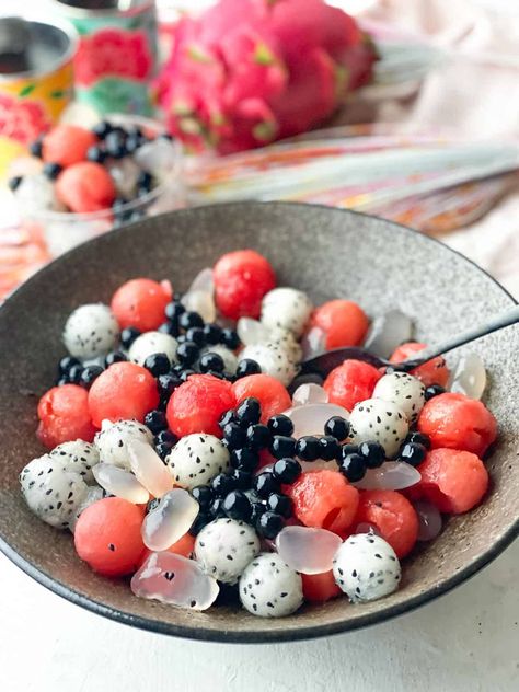 Time for a little sweet treat with our watermelon fruit salad as we combine watermelon balls with dragon fruit, palms seeds and brown sugar boba pearls. This is a cheeky summer fruit salad that is so easy to make and devour. Cake Mix Biscotti Recipe, Watermelon Balls, Family Salad, Watermelon Fruit Salad, Brown Sugar Boba, Summer Fruit Salad, Gin Ichimaru, Watermelon Ball, Quick Smoothies