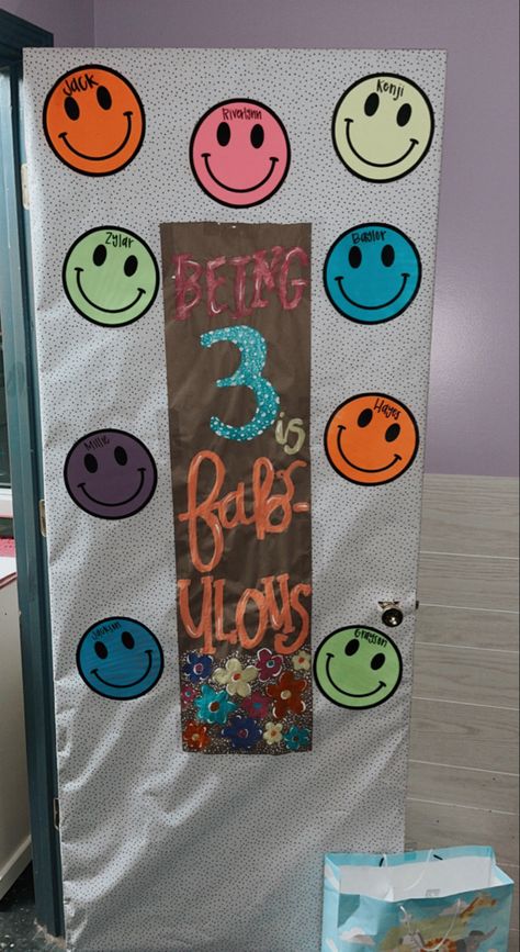 Smiley Face Door Decorations, Smiley Face Bulletin Board Ideas, Smiley Face Classroom Theme, Smiley Face Classroom, Classroom Aesthetic, Pre K Classroom, Class Door, Teacher Doors, School Doors